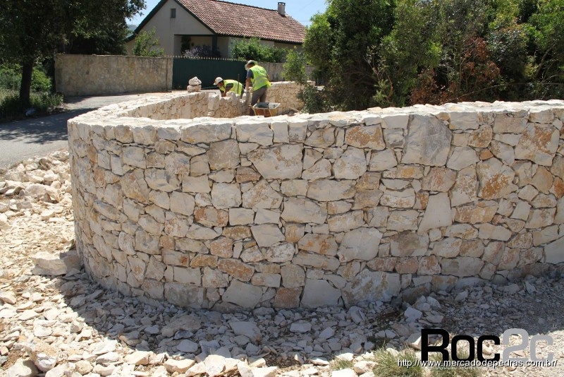 Muro com pedras decorativas  Pedras decorativas, Muro em pedra, Pedras  portuguesas